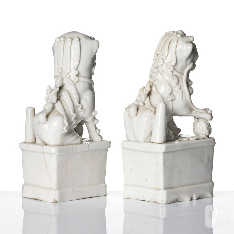 Two blanc de chine figures of buddhist lions/joss stick holders, - 图5